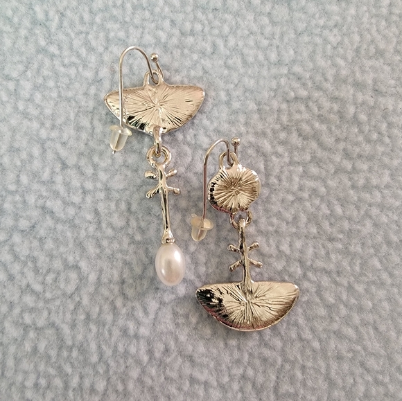 🆕️🚫🏷 Unique Abstract Dangle Earrings 🆕️🚫🏷 - Picture 2 of 3